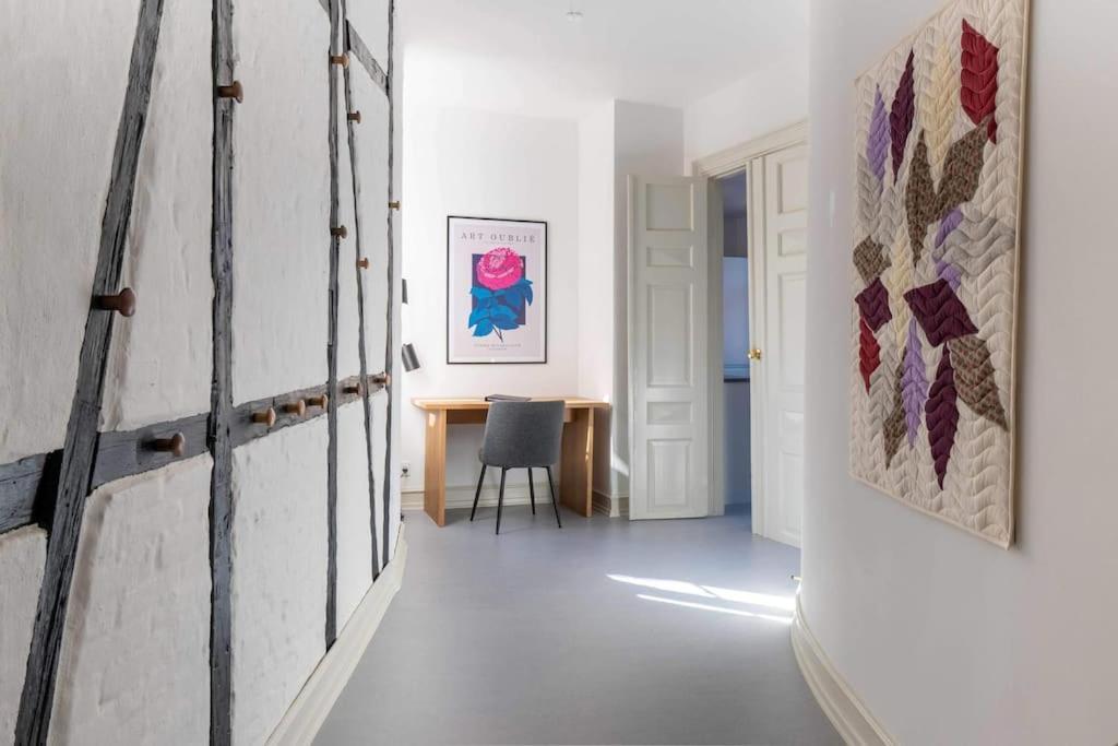 Apartment Spacious Apartment On Lively & Vibrant Street *