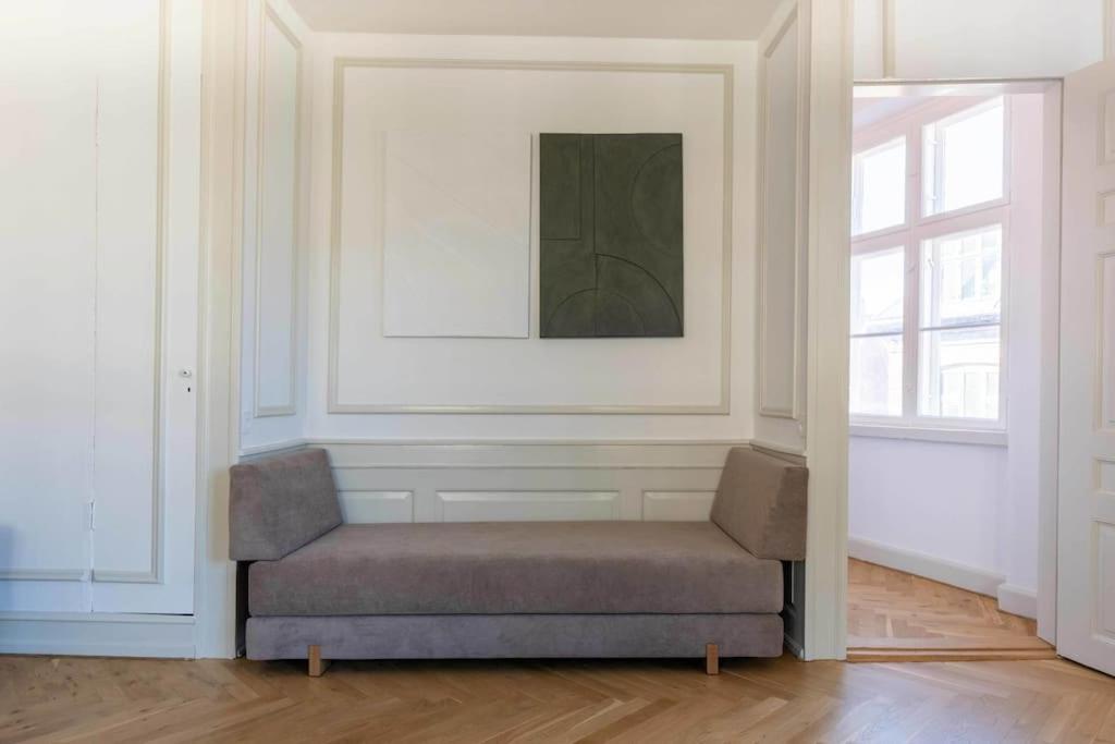 Spacious Apartment On Lively & Vibrant Street