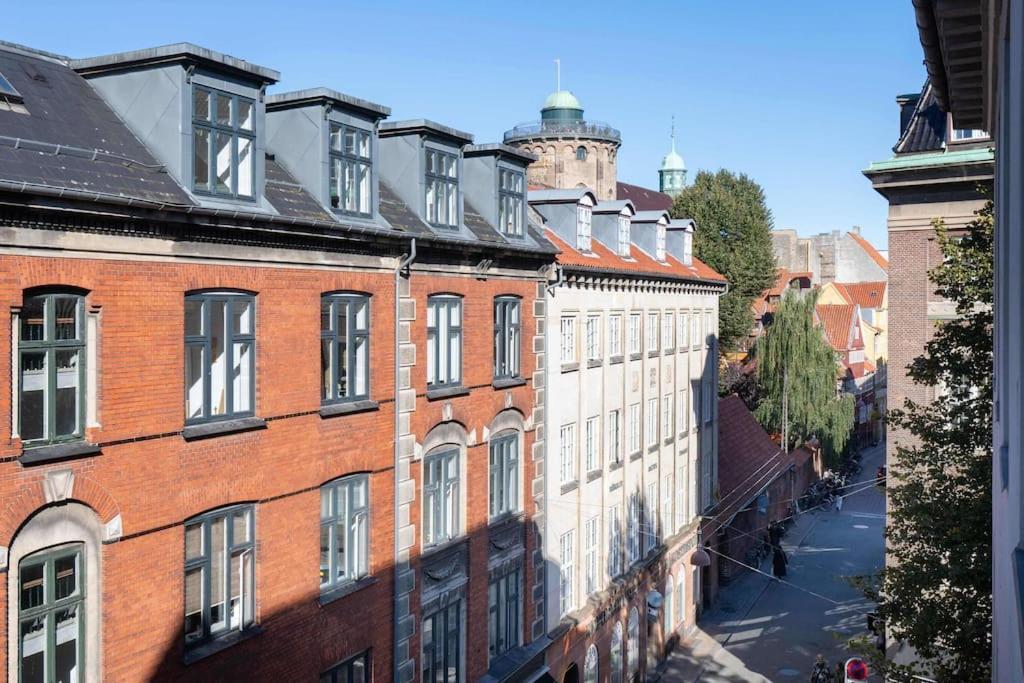 Spacious On Lively & Vibrant Street Apartamento