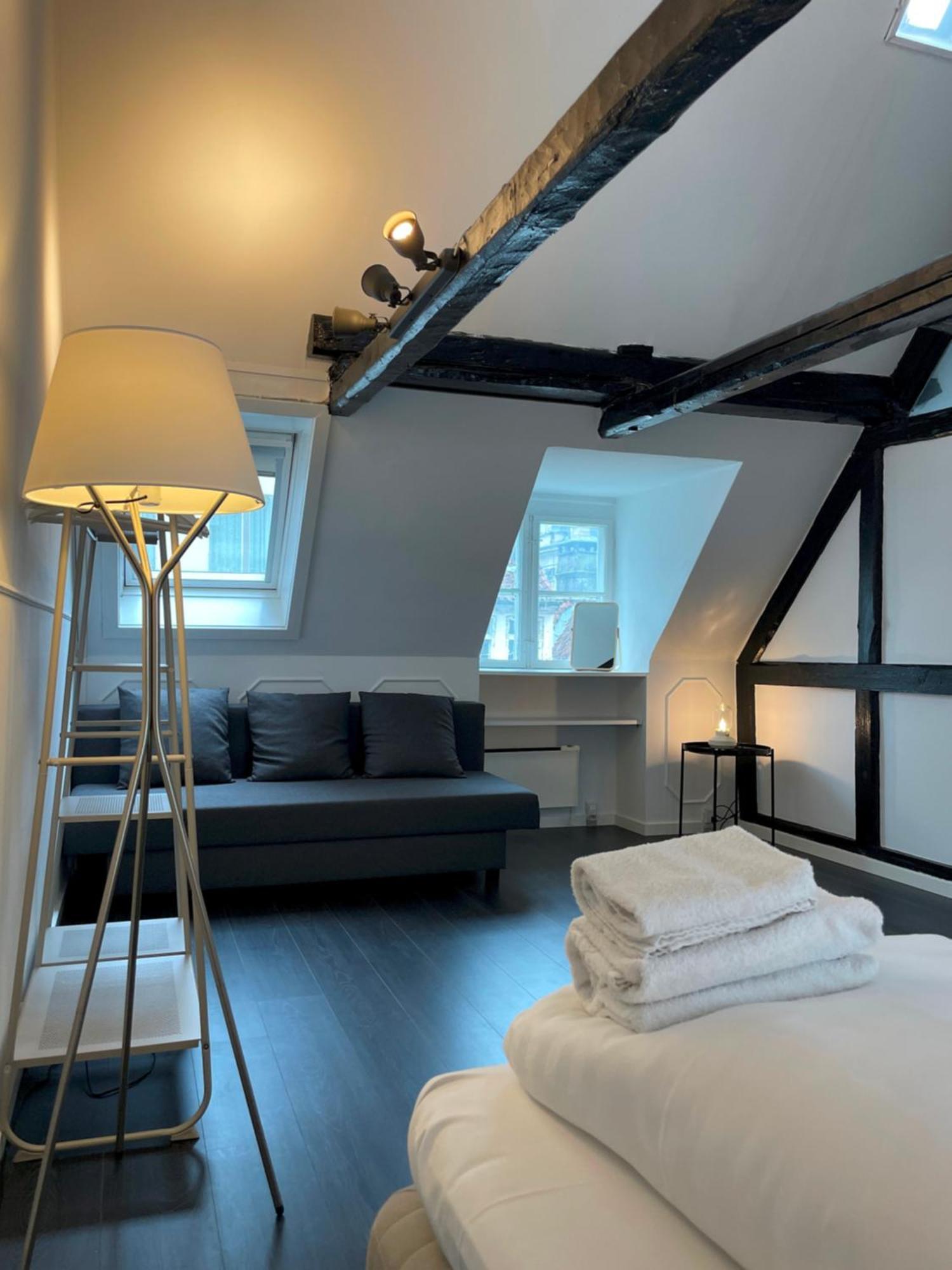 Designer Loft - Direct Marble Church Views Apartment *