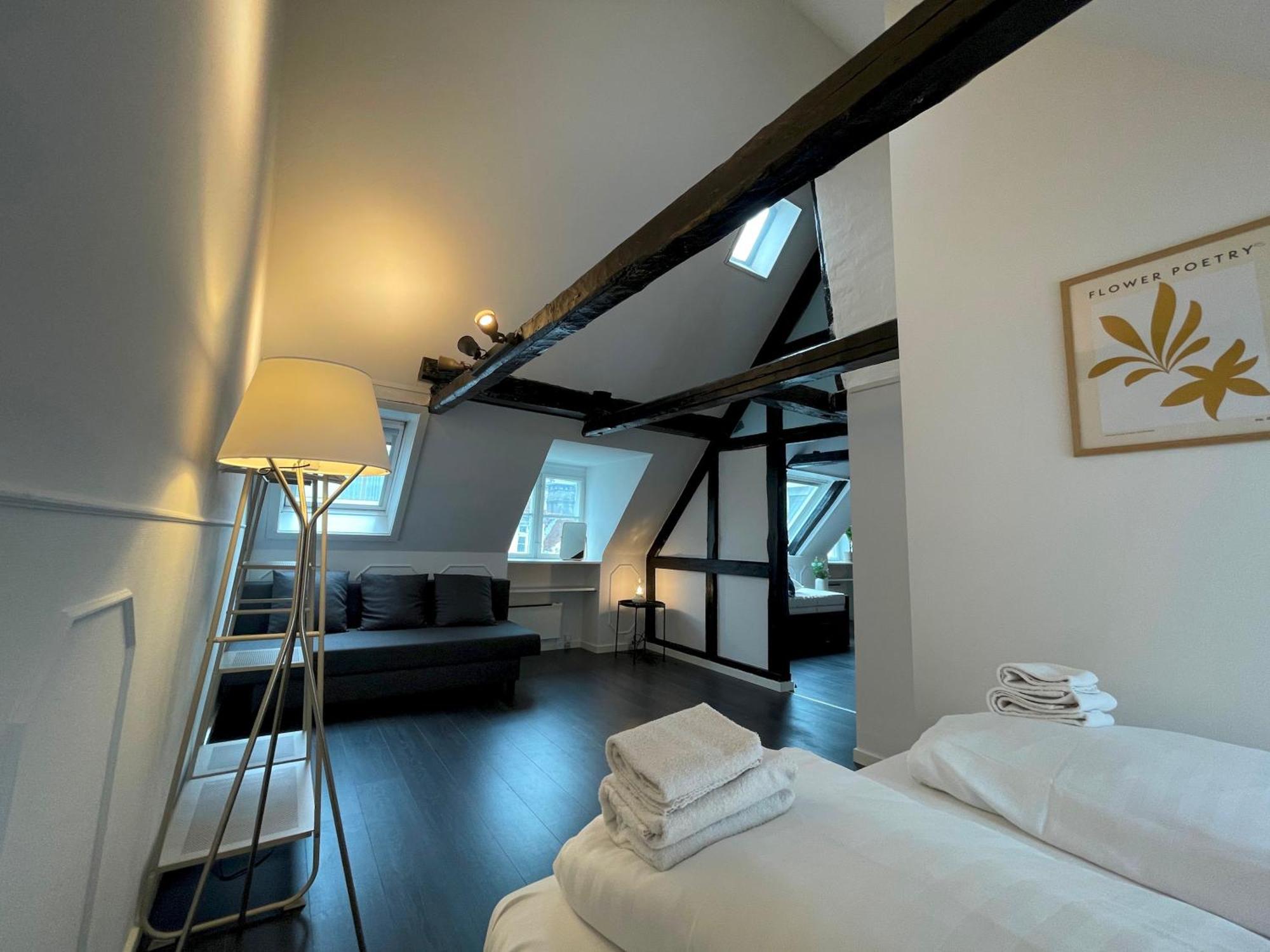 Designer Loft - Direct Marble Church Views Apartment *