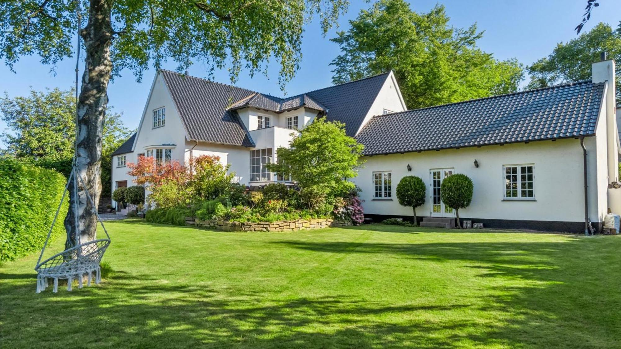 Huge In Hellerup With A Large Garden - Very Close To Villa
