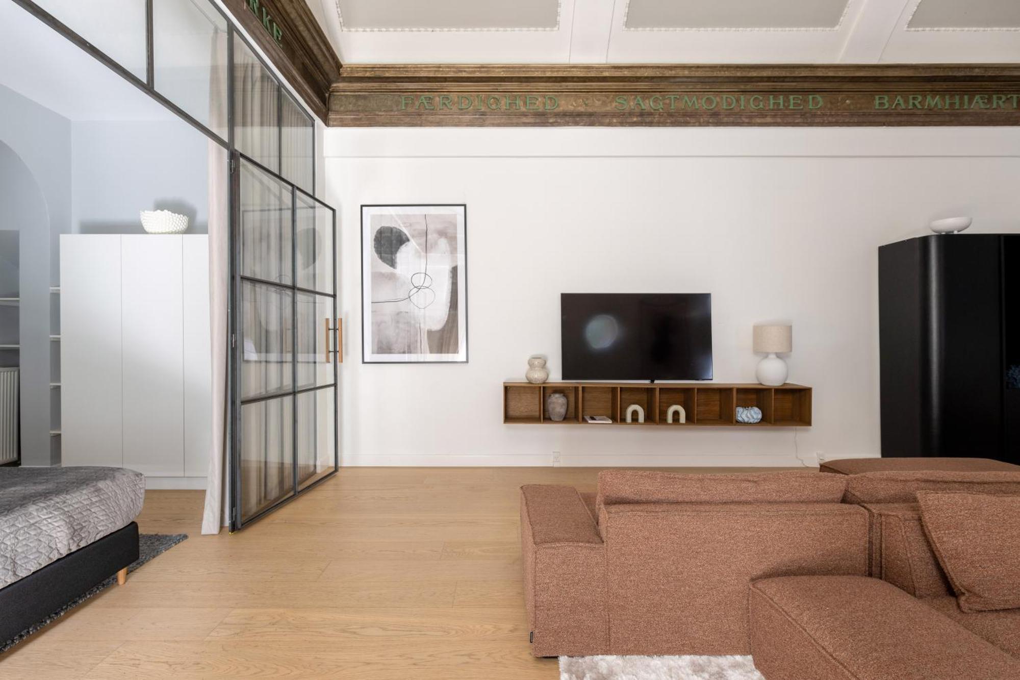 Unique 3 Bedroom Flat In Vibrant Frederiksberg *