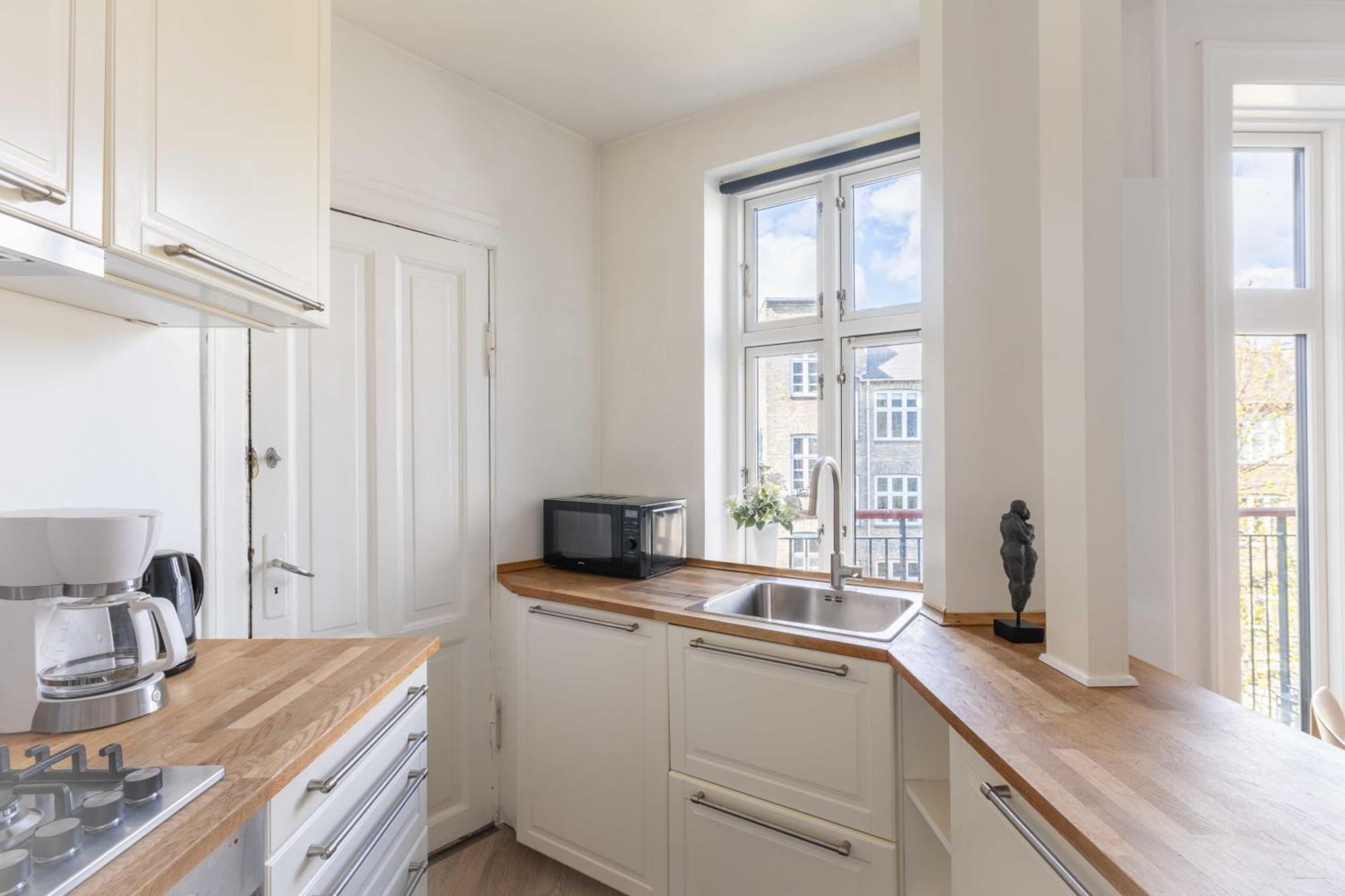 Cozy & Bright In Peaceful Area Apartment *