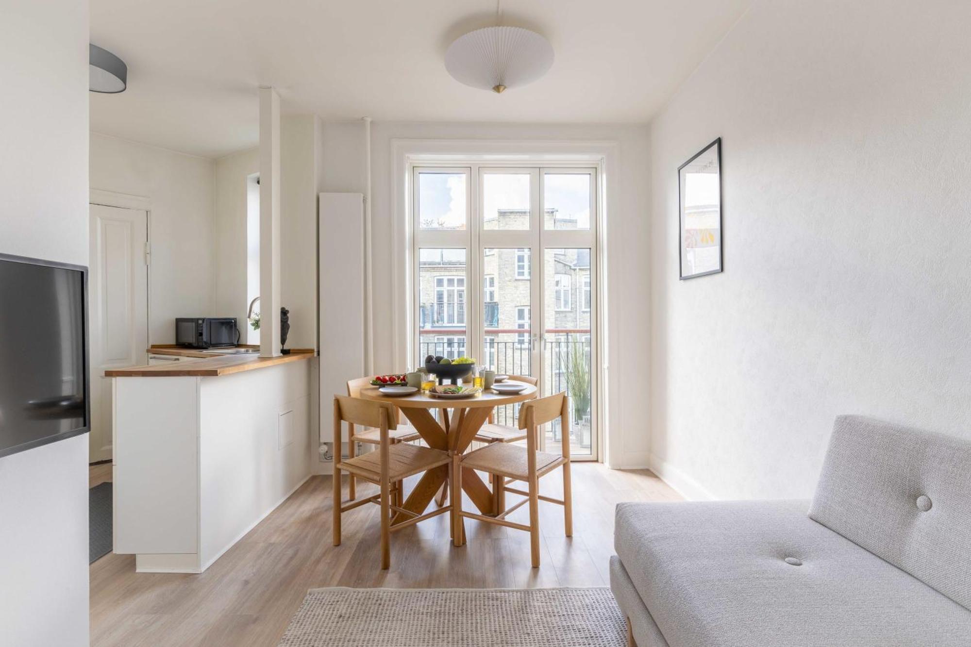 Cozy & Bright In Peaceful Area Apartment