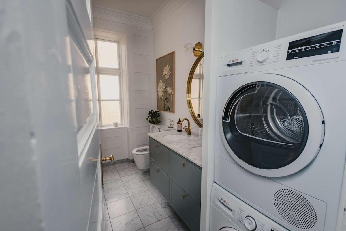 Lovely Overlooking King's Garden Apartment *