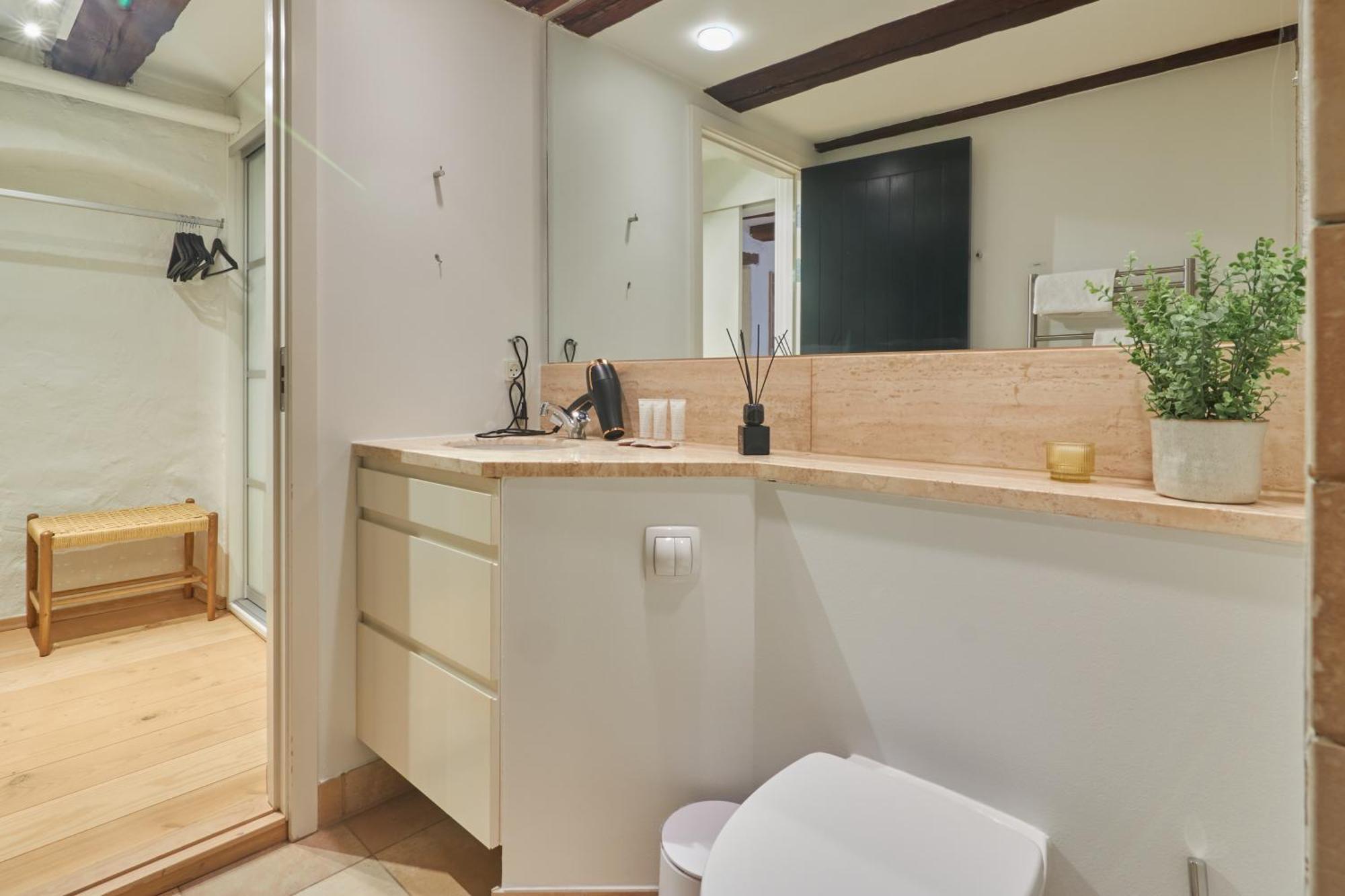 Warm 3br Loft With Exposed Beams Appartement