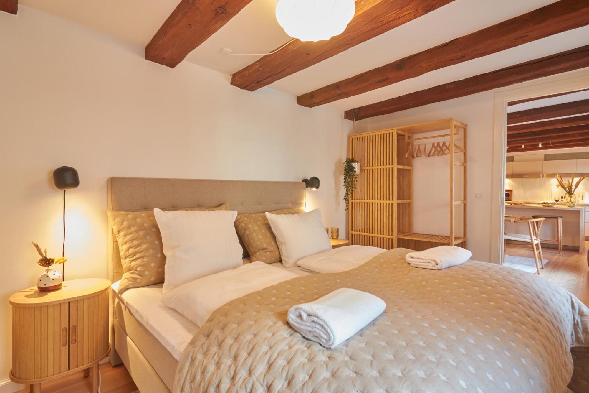 Apartment Warm 3br Loft With Exposed Beams *
