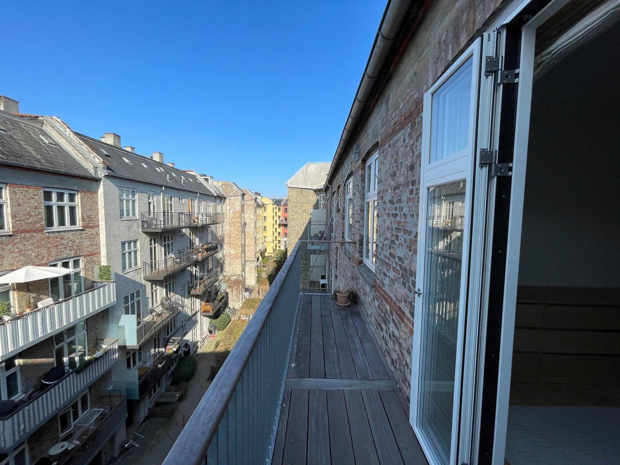 Stunning W Balcony Apartment