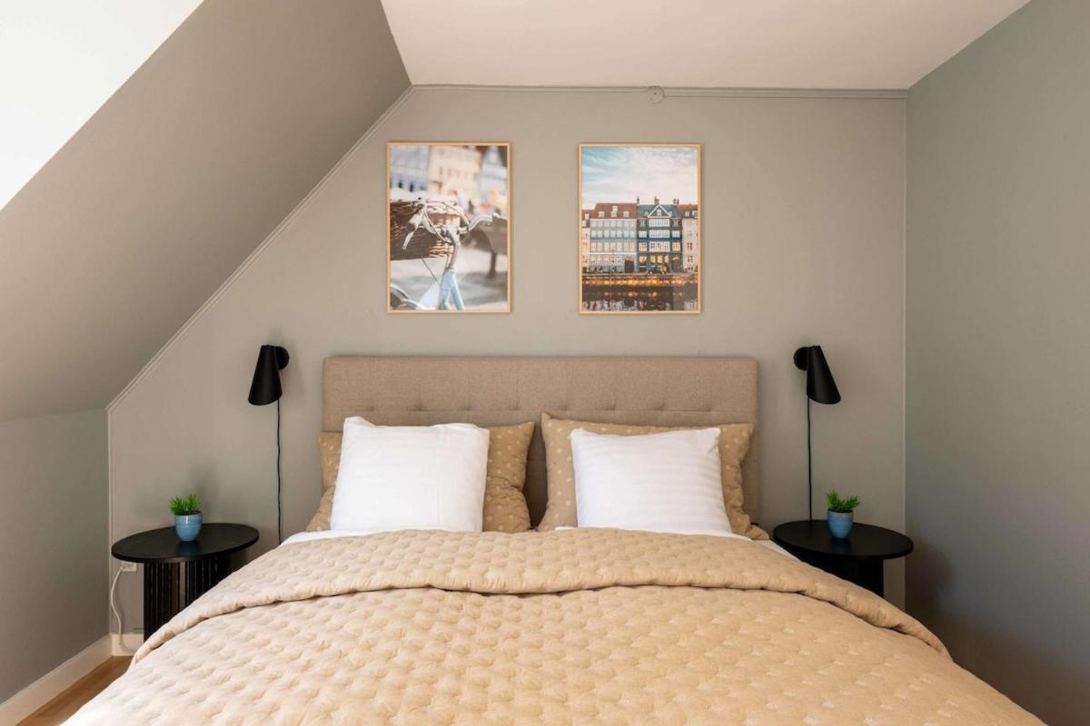 10 Person In The Heart Of Appartement