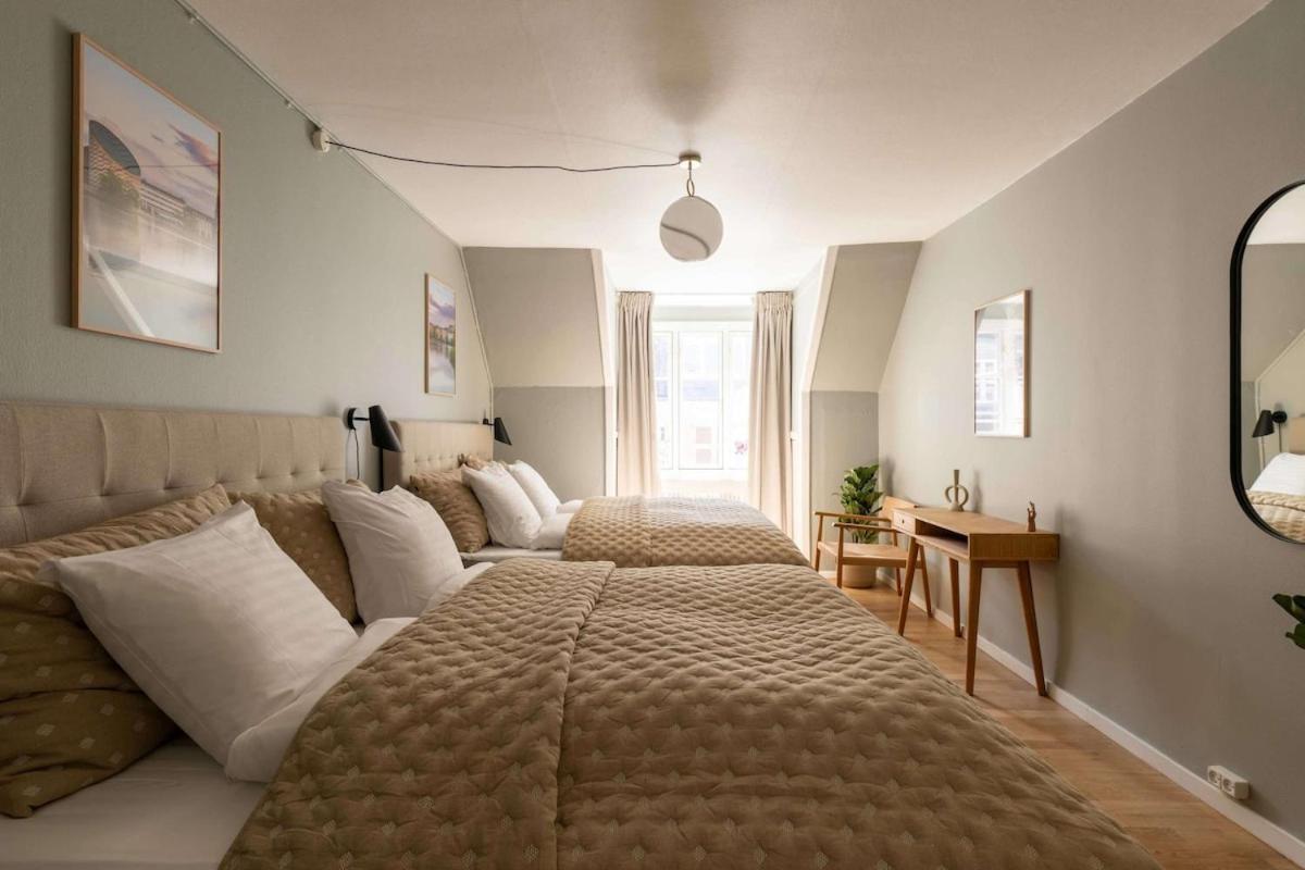 10 Person In The Heart Of Appartement *