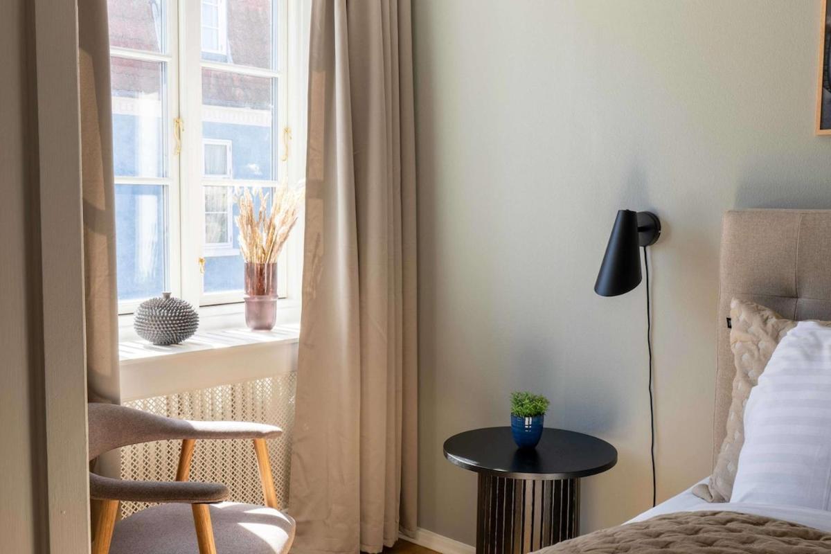 10 Person In The Heart Of Appartement