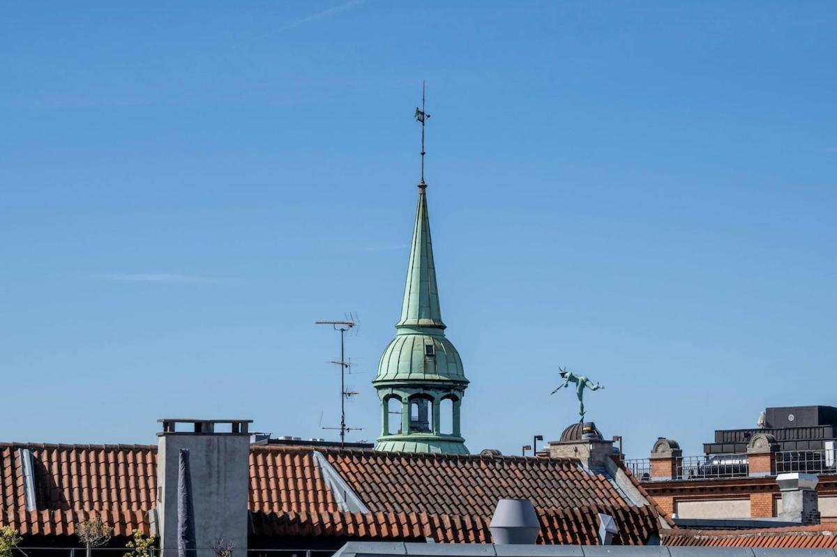 10 Person In The Heart Of Appartement