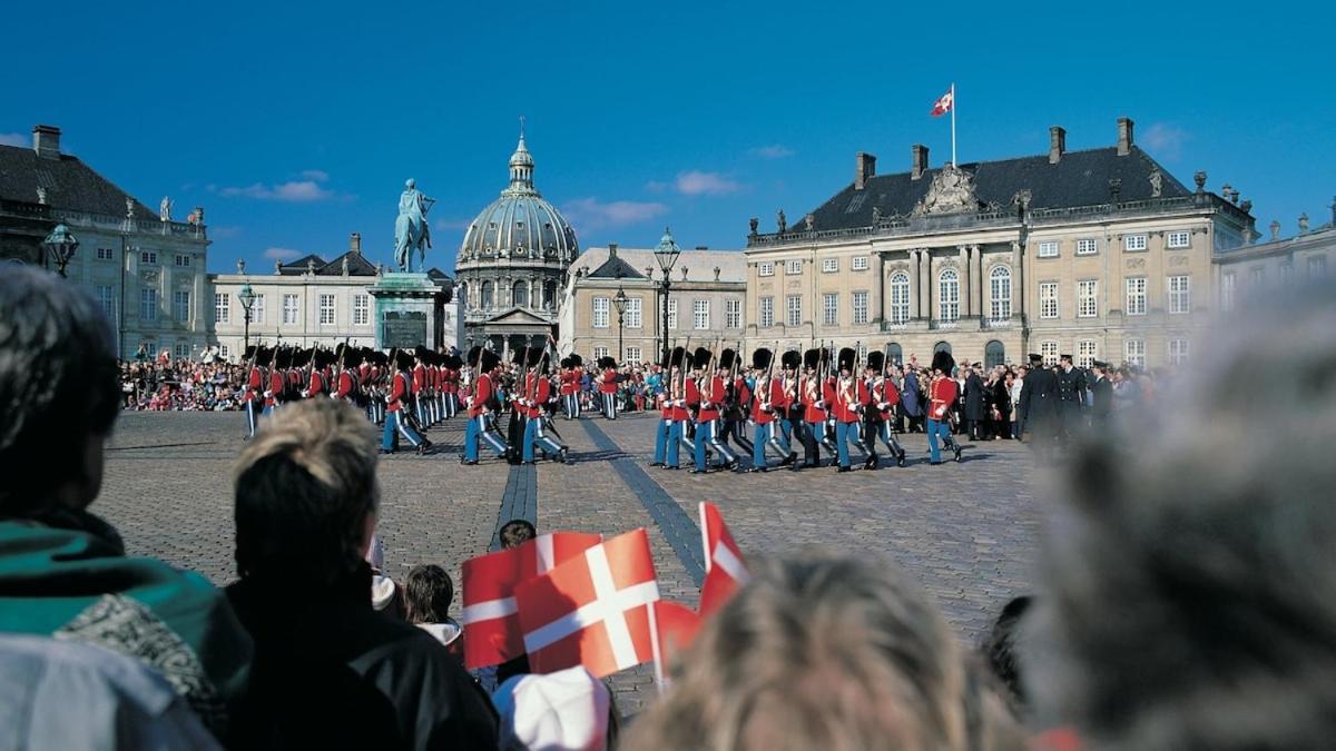 10 Person In The Heart Of Copenhague