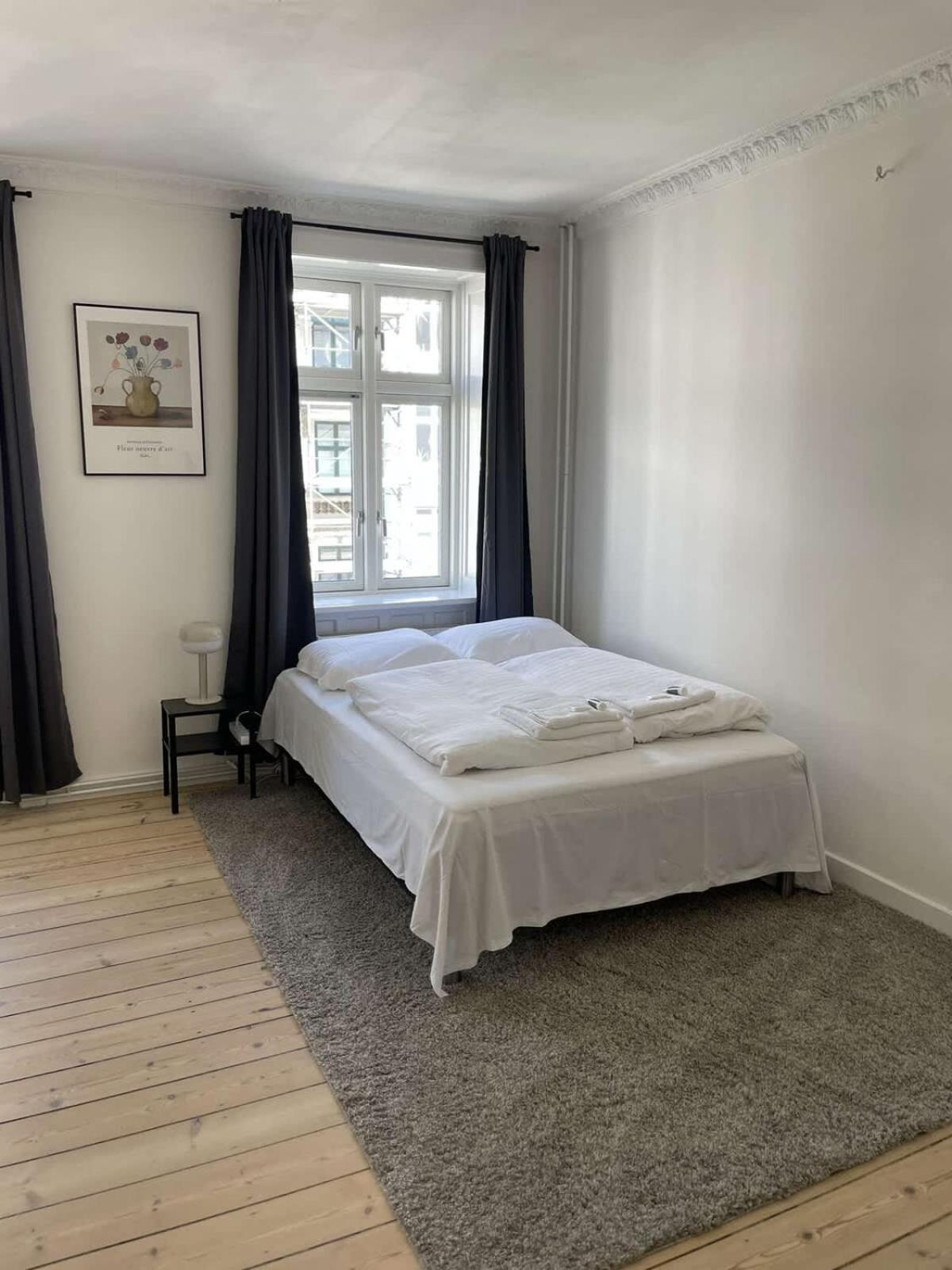 Amazing 2-bedroom By The Lakes Appartement