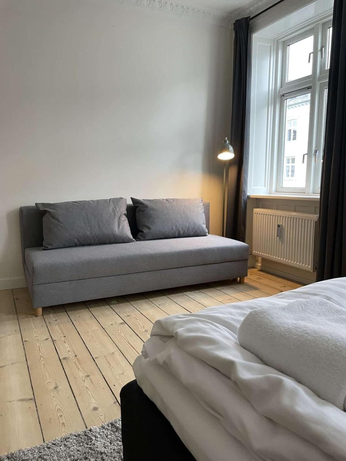 Amazing 2-bedroom By The Lakes Apartment *