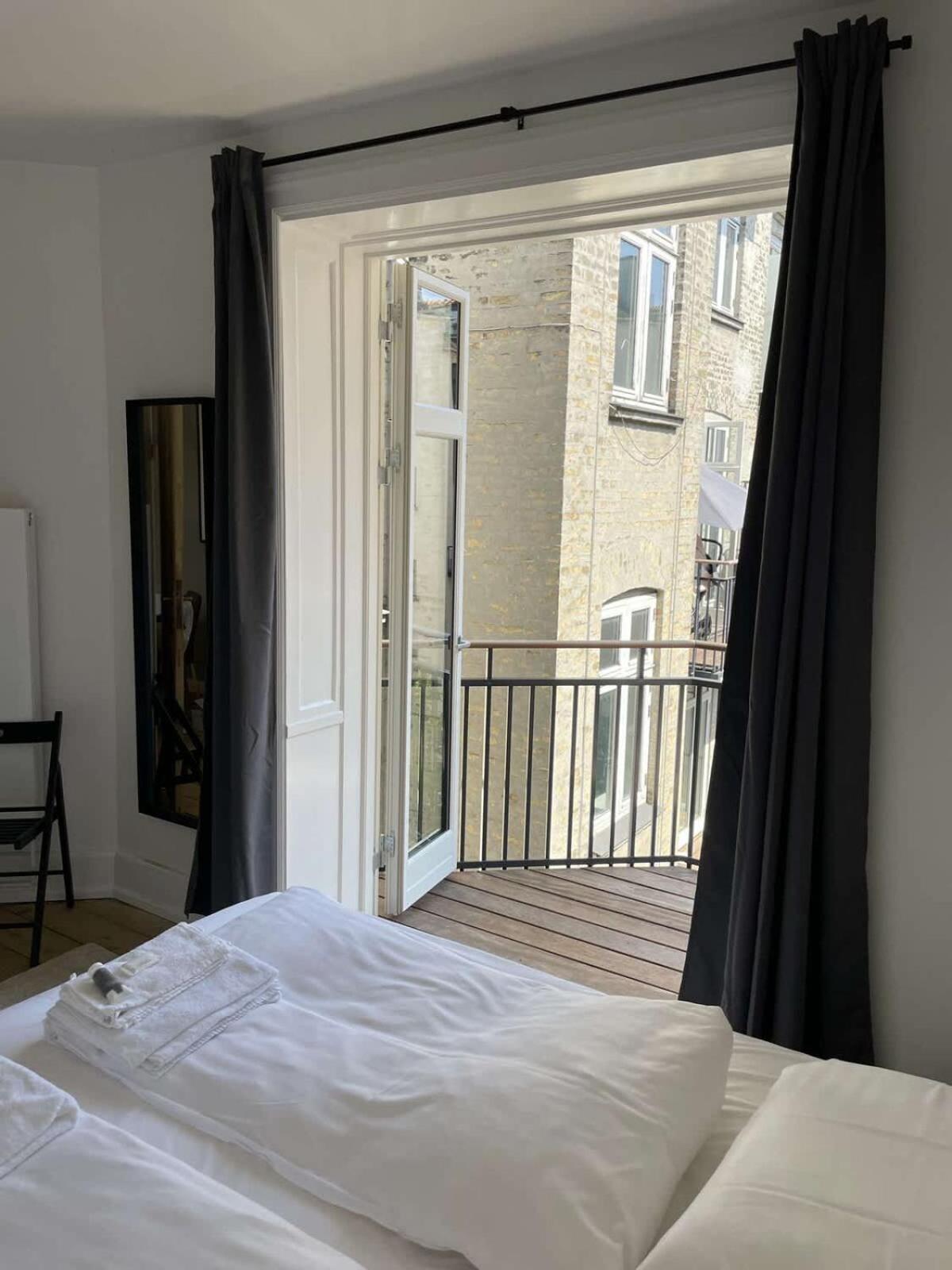 Amazing 2-bedroom By The Lakes Appartement