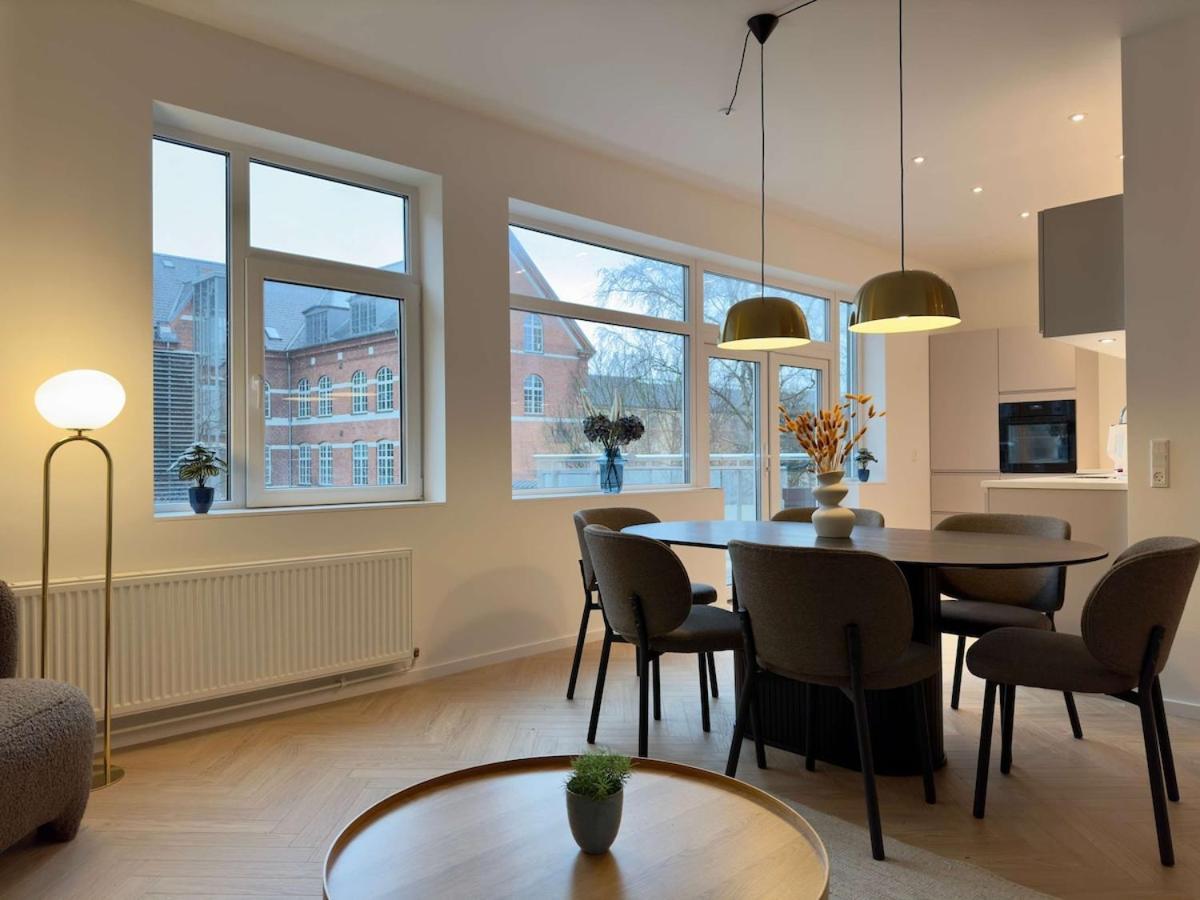 Apartment Newly Renovated 2br With Large Balcony