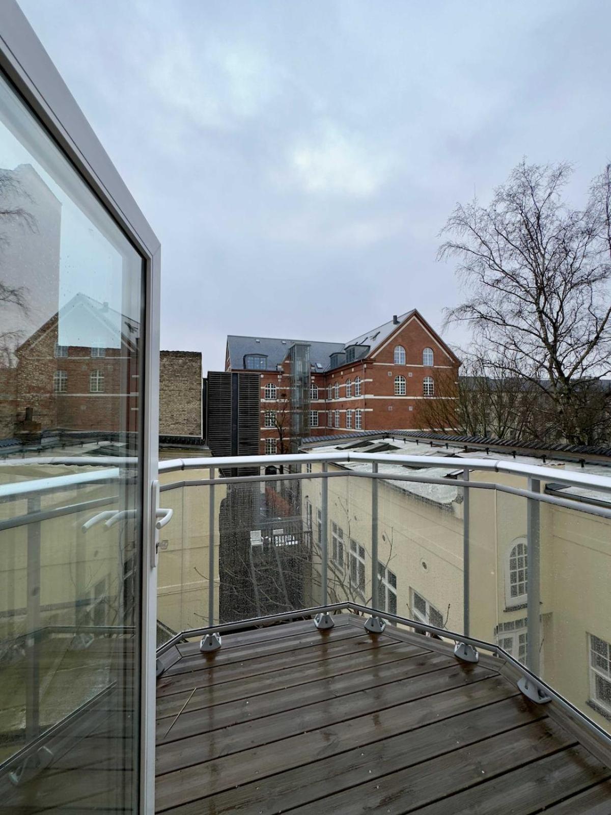 Apartment Newly Renovated 2br With Large Balcony *