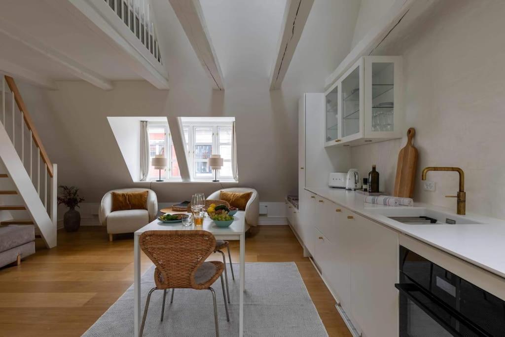 Super Cozy In Downtown Cph Apartment