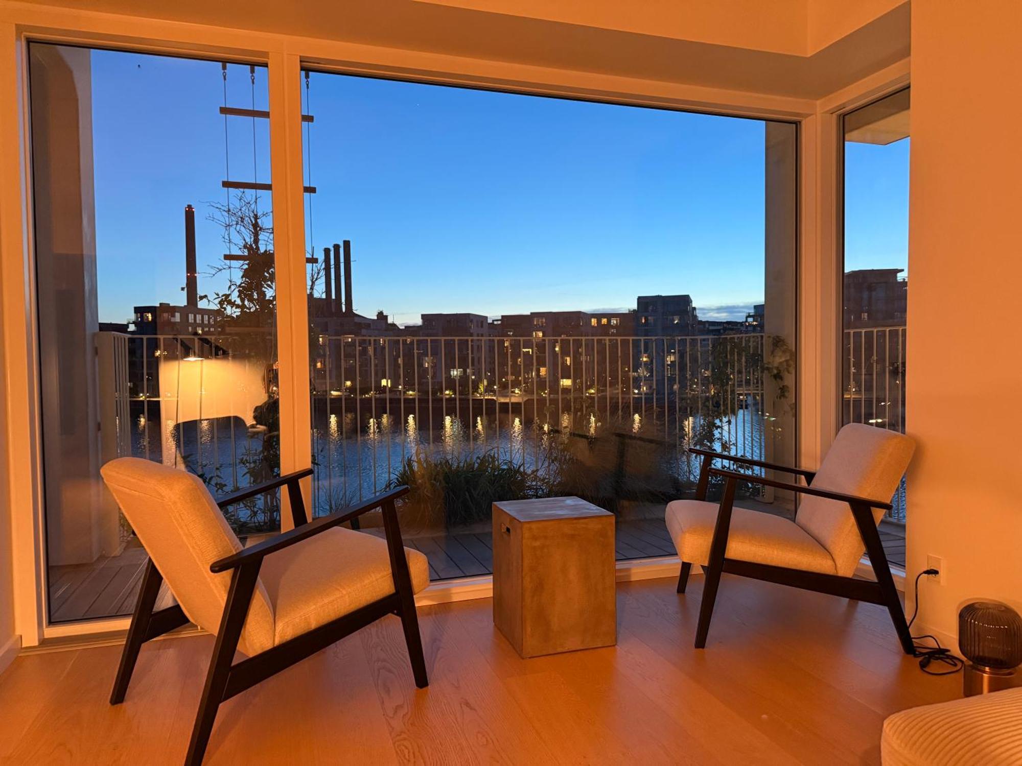Laekker Med Vand Udsigt Pa Islands Brygge Copenhagen