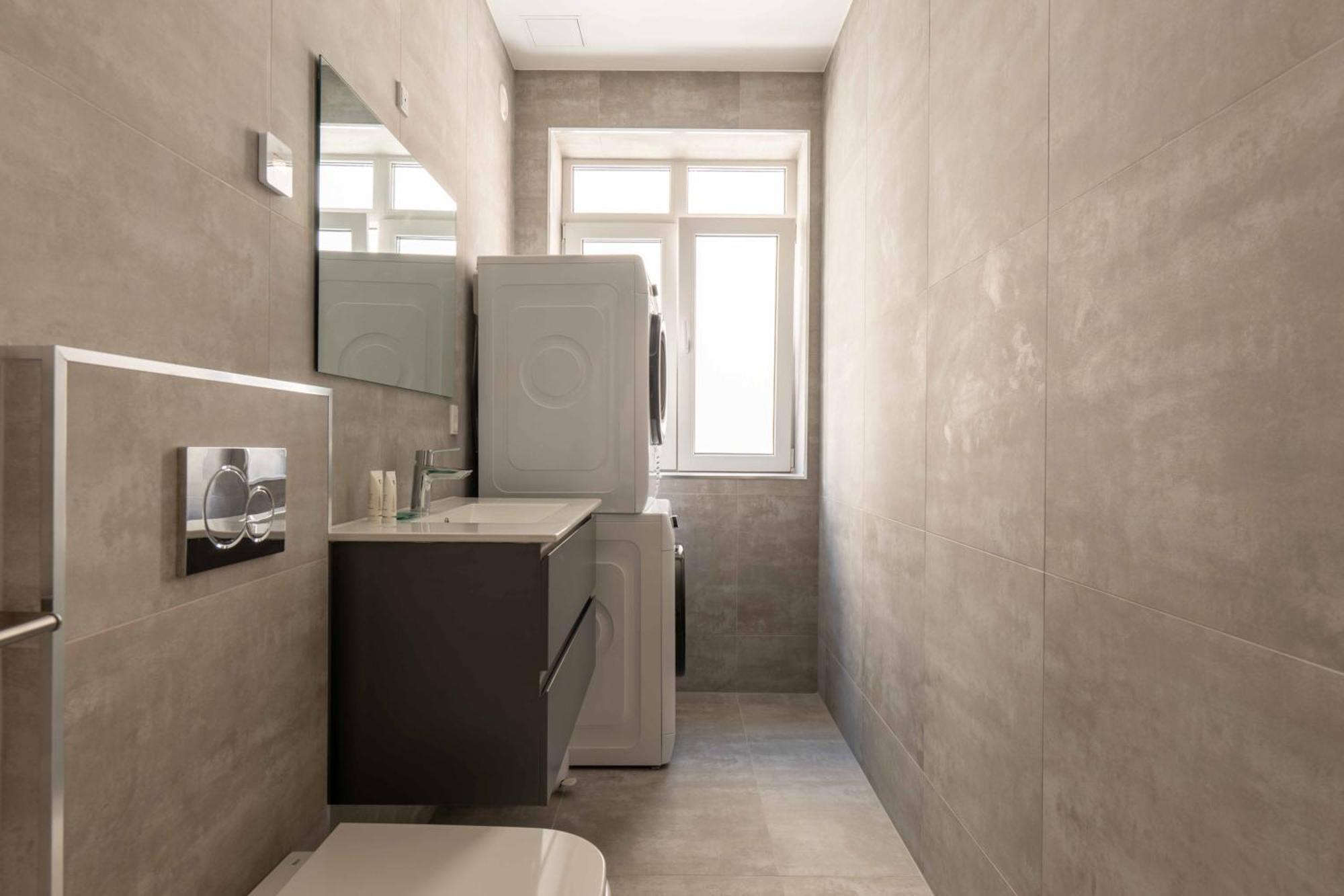 Newly Renovated 2br With Large Balcony *