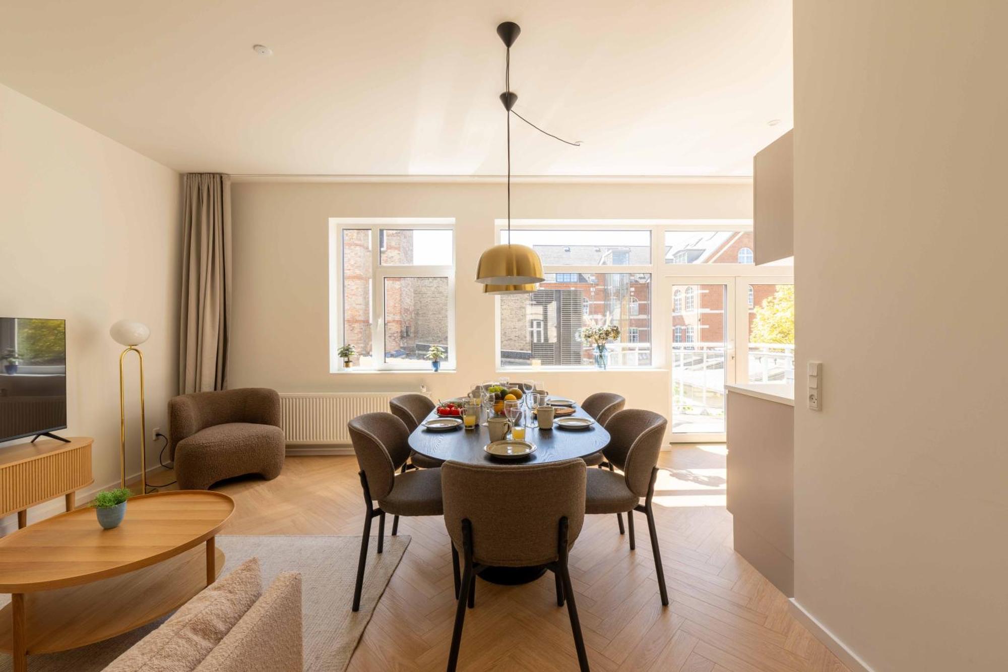 Apartment Newly Renovated 2br With Large Balcony *