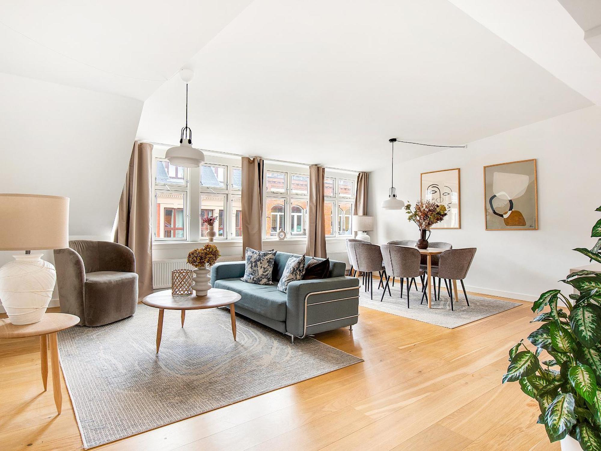Sanders Leaves - Precious Two-bedroom Penthouse In Downtown Apartment *