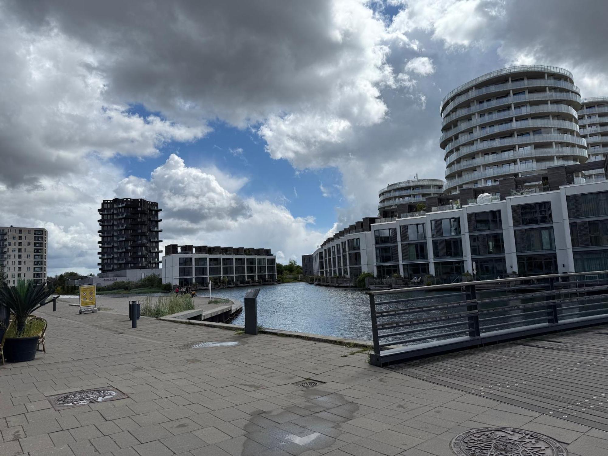 Laekker Med Vand Udsigt Pa Islands Brygge *