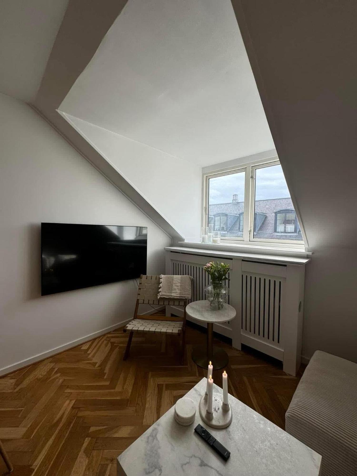 Stunning By The Lakes Apartment