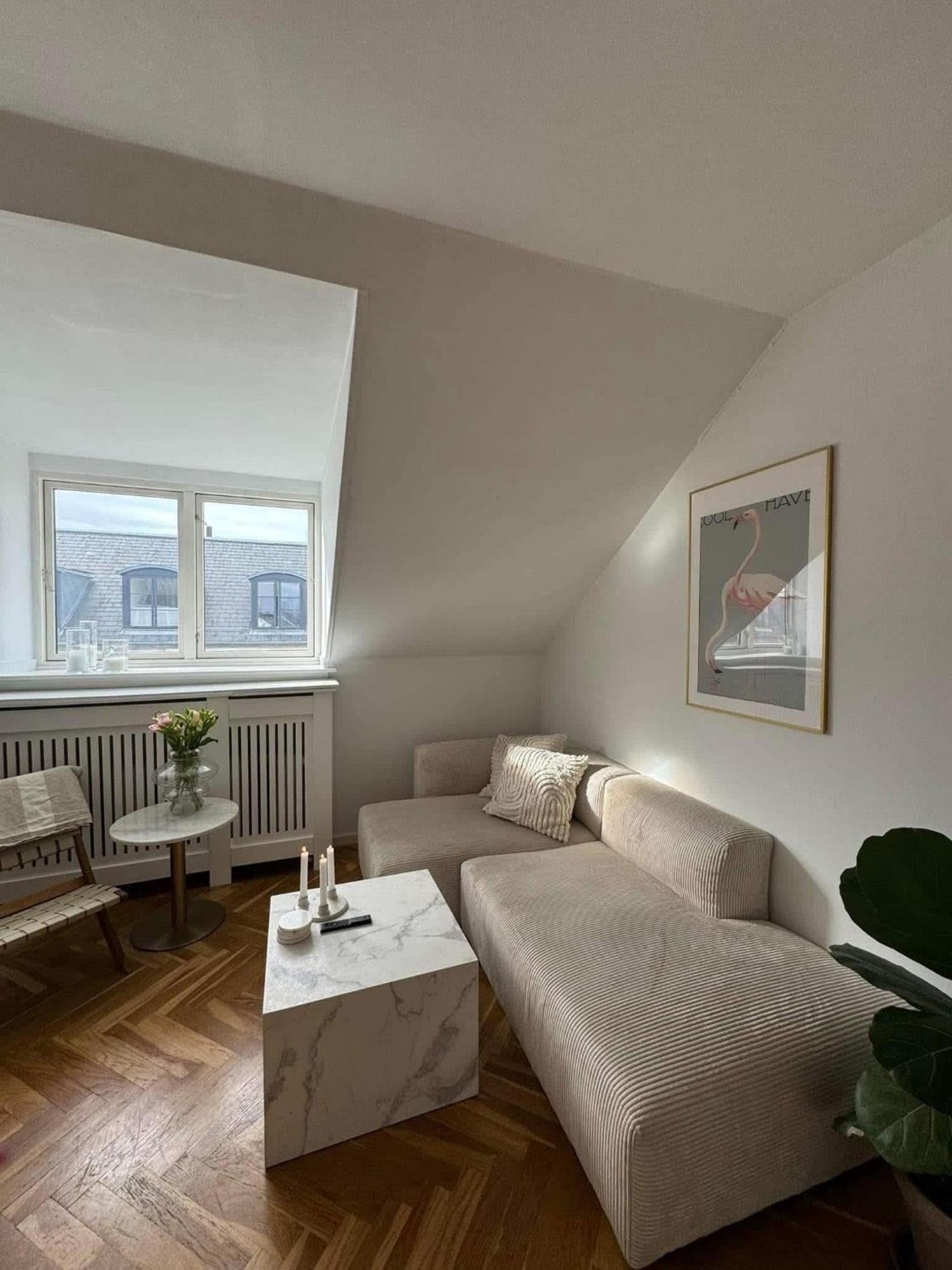 Stunning By The Lakes Apartment *