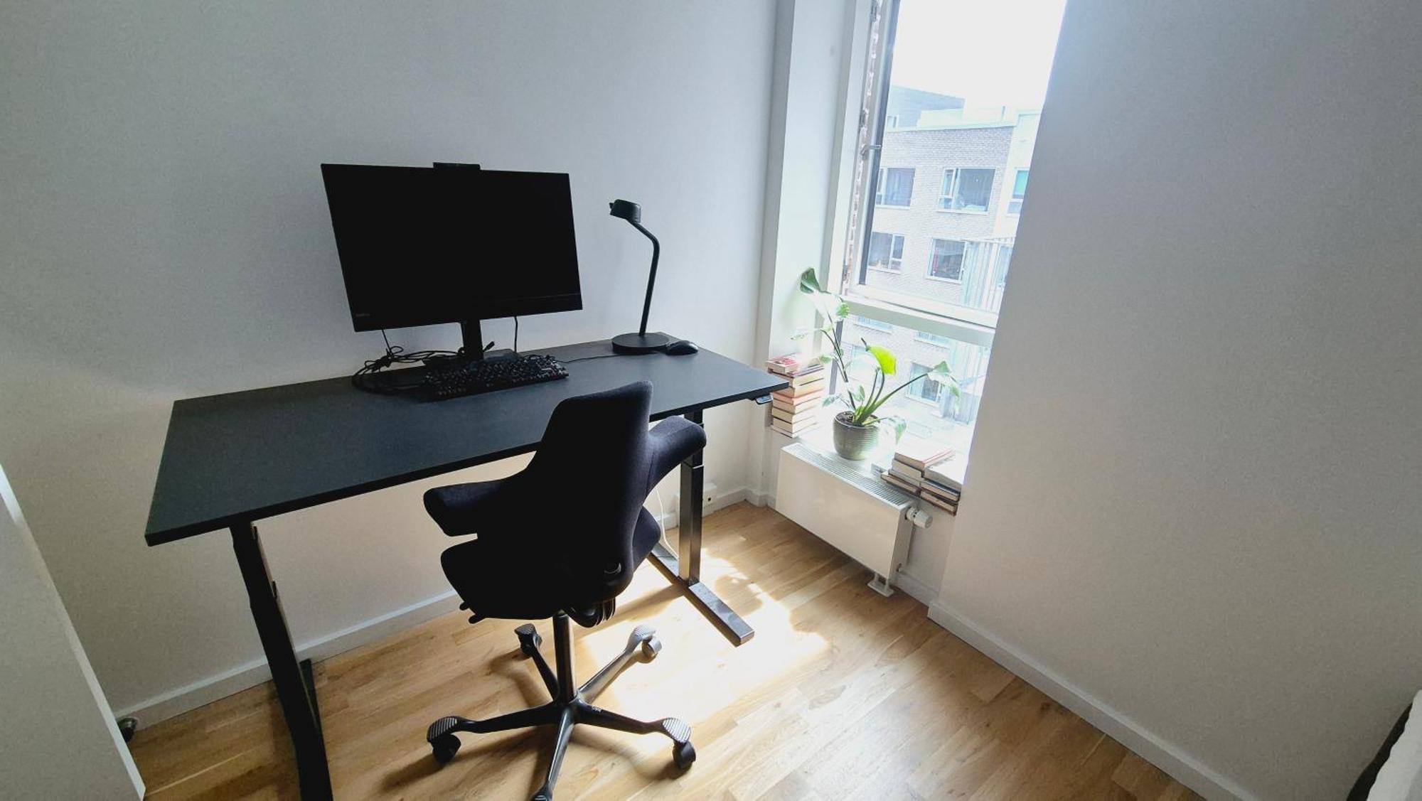 Spacious 120 Metres From Metro Apartment *