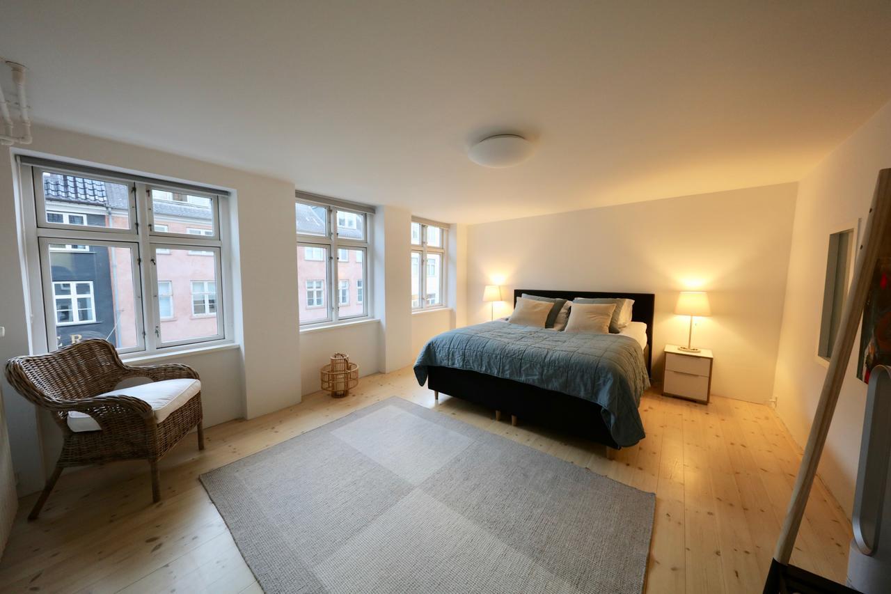 Two-story By Nyhavn Harbour Copenhaga