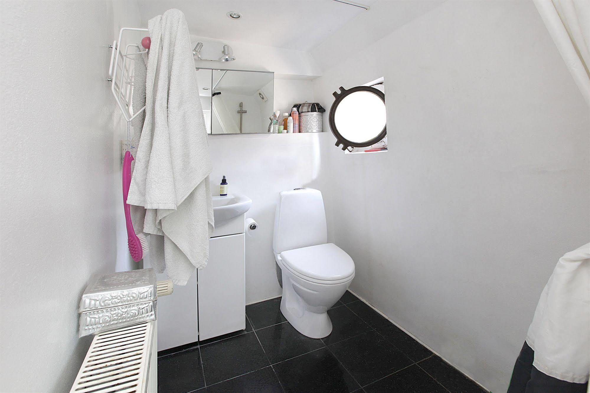 Botel Houseboat 3*