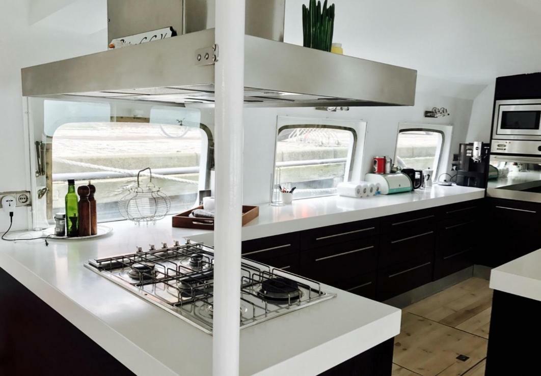 Houseboat Botel