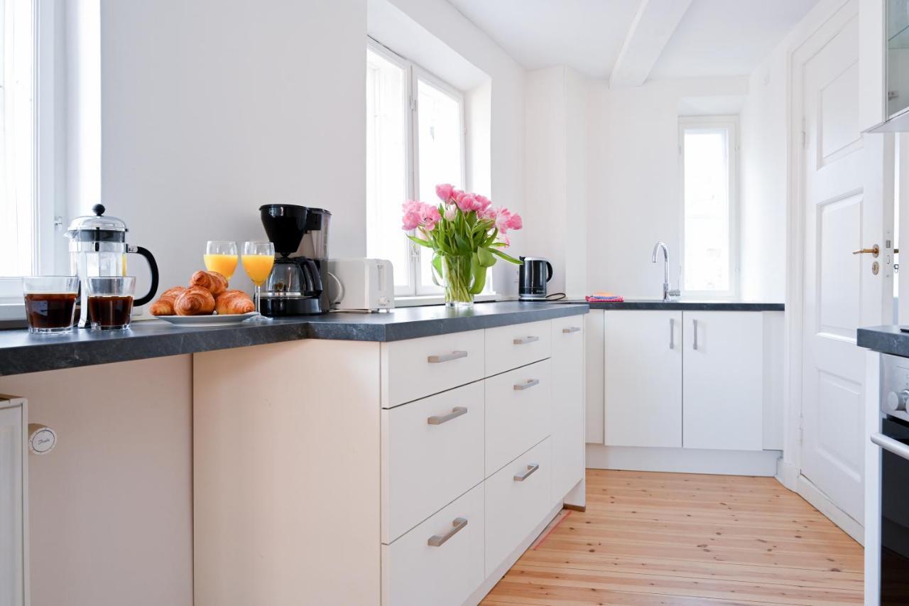 Sanders Penny - Lovely Two-bedroom In The Middle Of Action Apartment *
