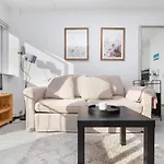 Lys & Moderne Lejlighed Med Stort Badevaerelse