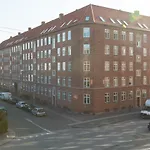 Lys & Moderne Lejlighed Med Stort Badevaerelse