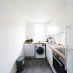 Refurbished 2-Bed Close To Metro And Airport