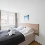 Refurbished 1-Bed Close To Metro And Airport