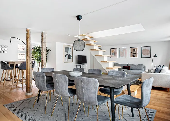Sanders Regent - Treasured Three-Bedroom Apartment Near Central Square