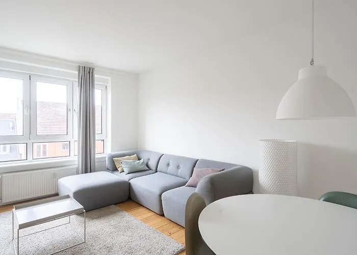 Refurbished 2-Bed Close To Metro And Airport