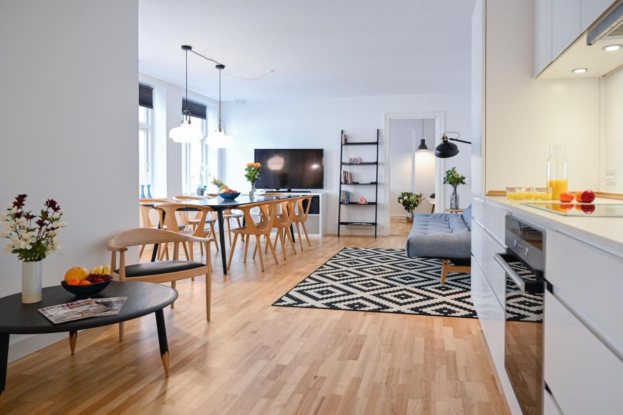 Sanders Tower - Chic Two-bedroom In Charming *