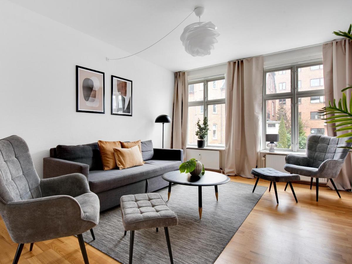 Sanders Constantin - Chic Two-bedroom With Balcony