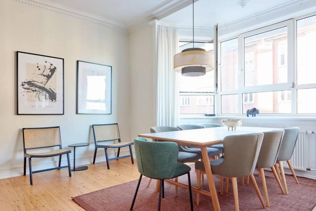 Apartment Large & Stylish Flats In Trendy & Vibrant Neighbourhood *