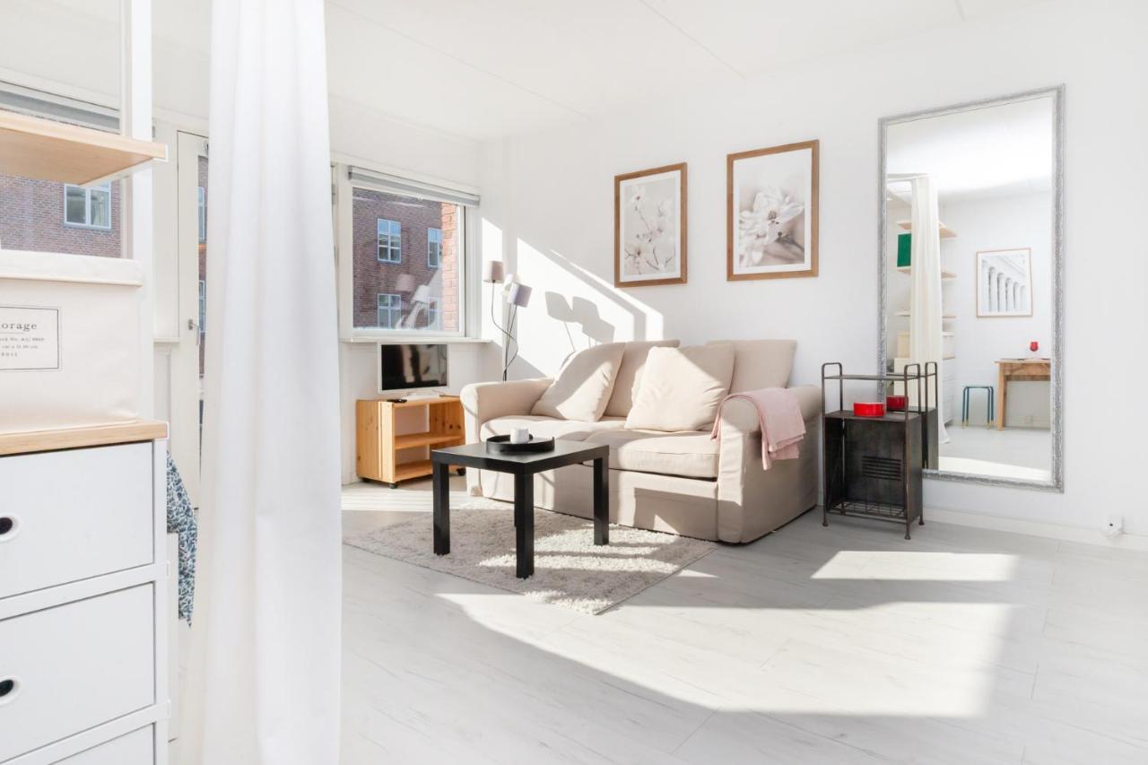 Lys & Moderne Lejlighed Med Stort Badevaerelse
