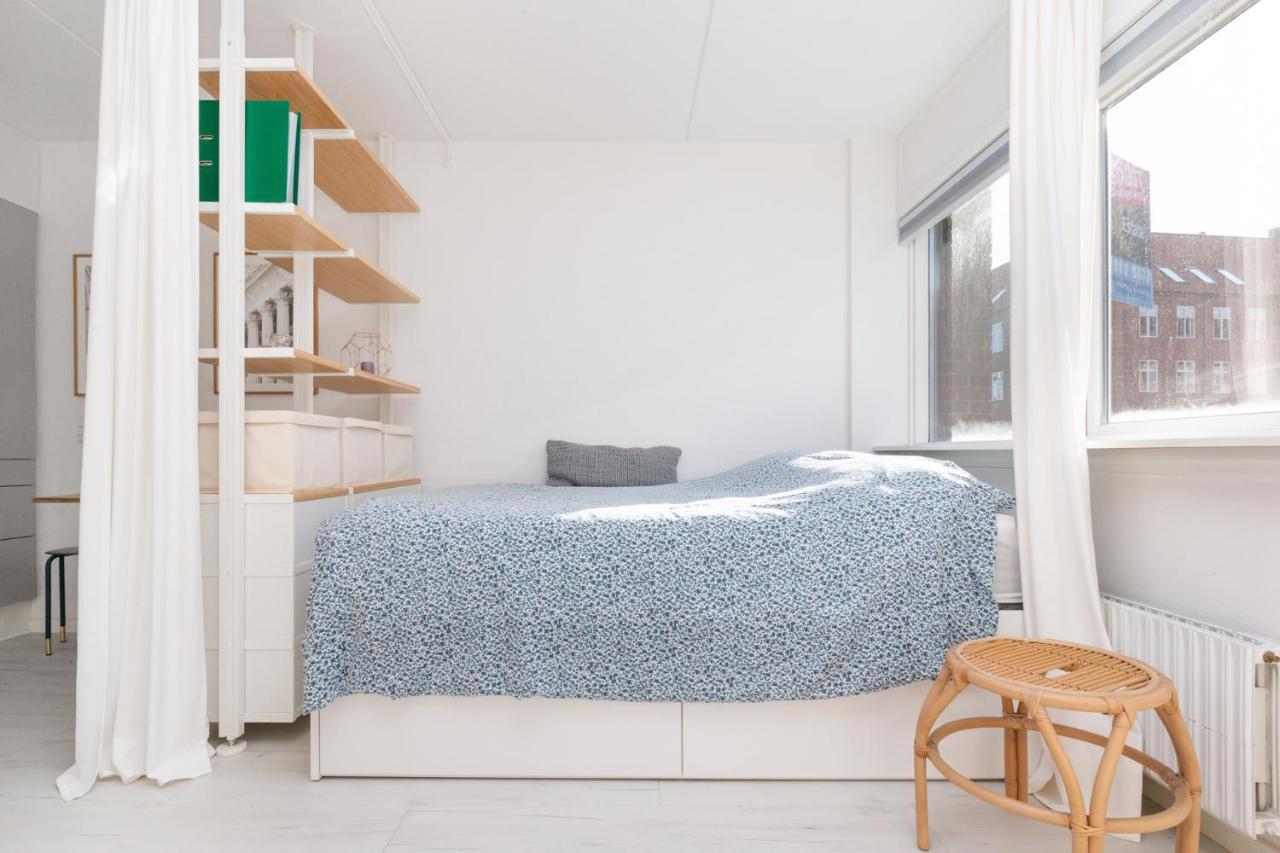 Lys & Moderne Lejlighed Med Stort Badevaerelse *