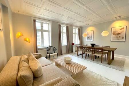 2 Bedroom Flat In Trendy Area *