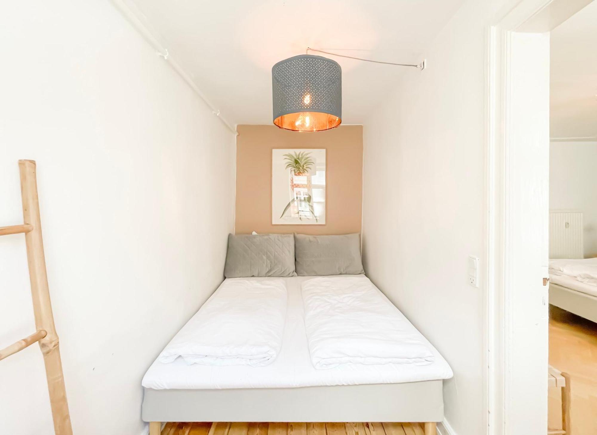 Large Flat With 4 Bedrooms In Apartment *