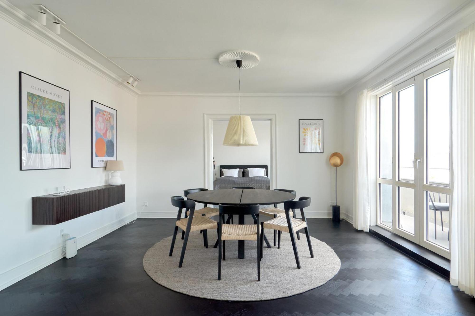 Beautiful 3 Bedroom Flat Near Shopping & Metro